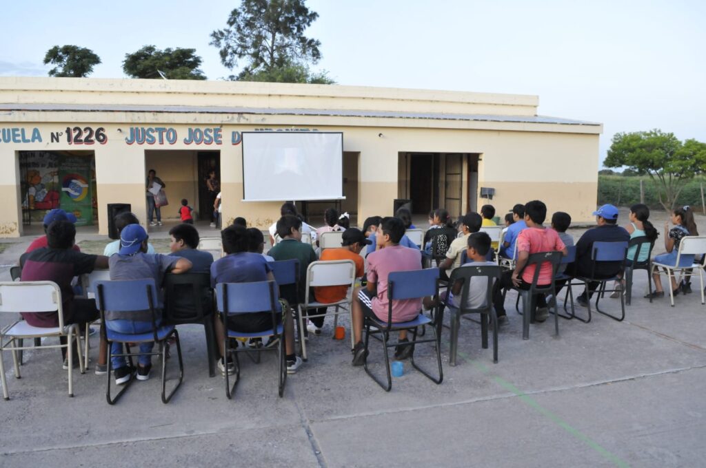 Un operativo llevó vacunas y el cine móvil al paraje Puesto Nuevo Un operativo llevó vacunas y el cine móvil al paraje Puesto Nuevo
