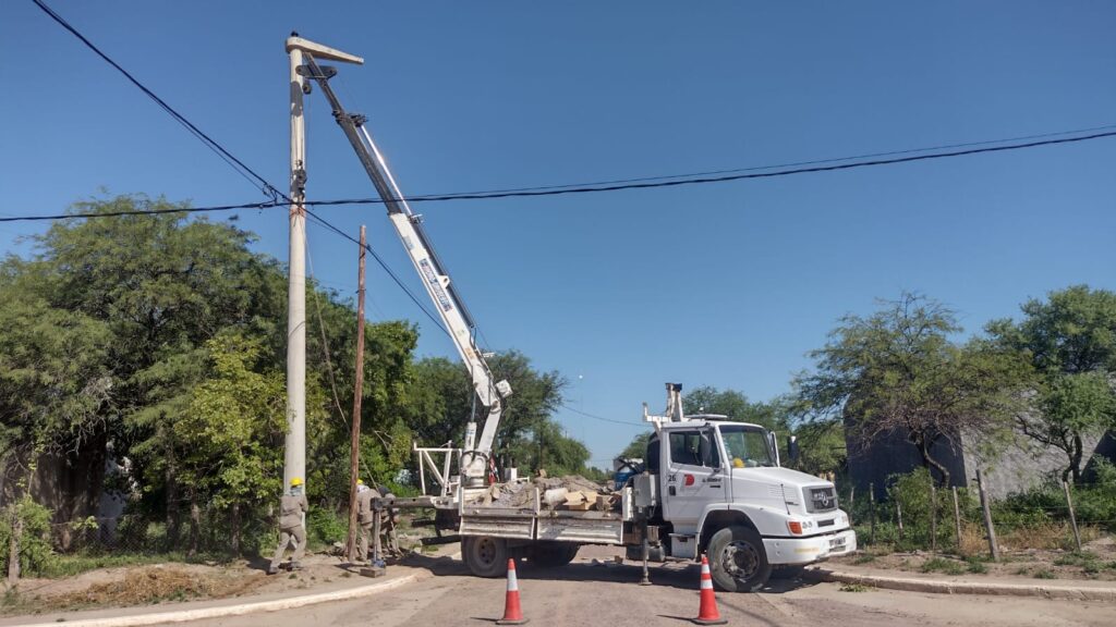 Ejecutan obras para mejorar el servicio de energía eléctrica en Colonia El Simbolar