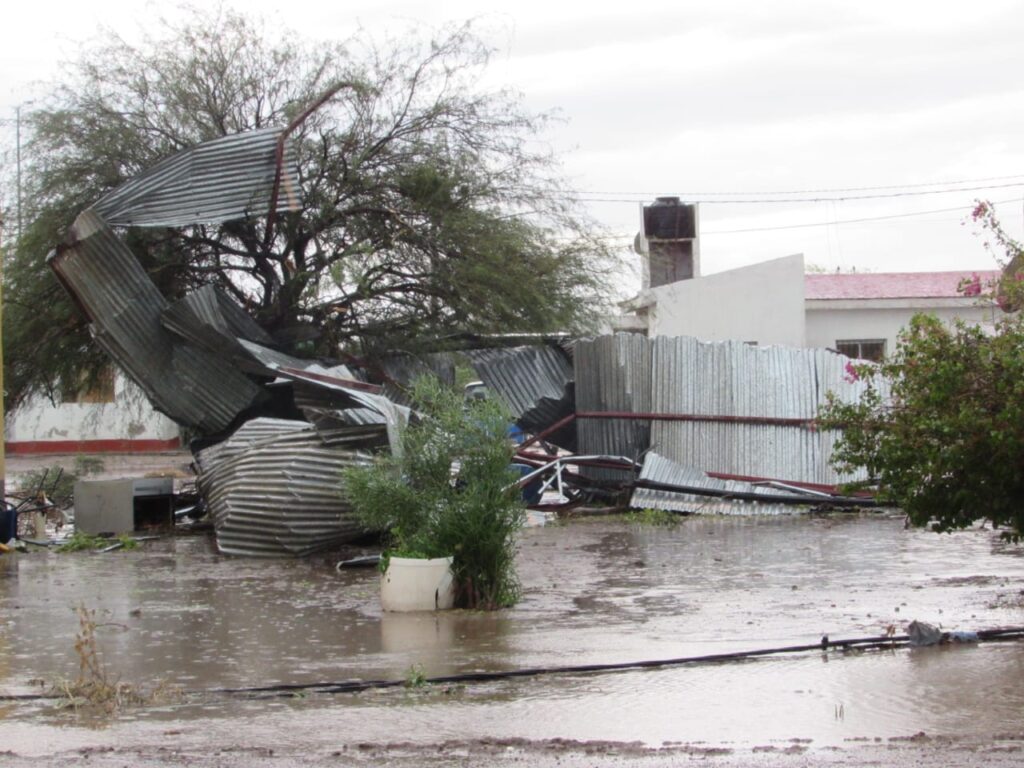 Voladuras de techos, incomunicados y sin electricidad: el drama en Colonia Simbolar