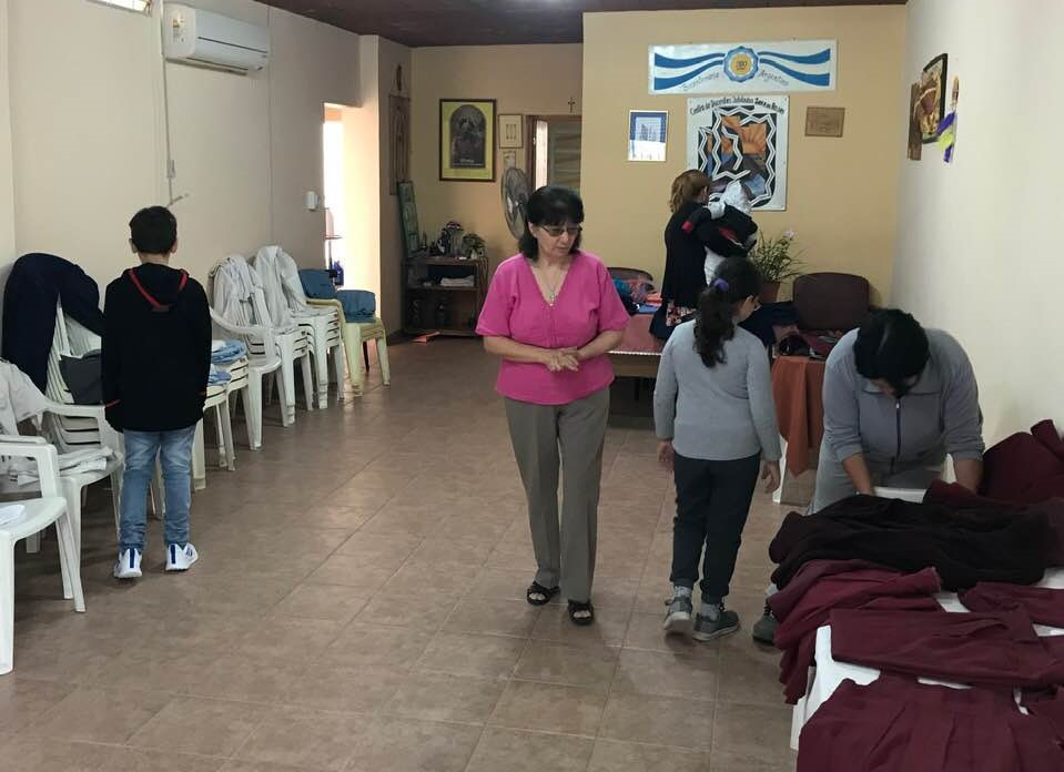 Vuelta a clases: intercambian, compran y venden uniformes usados en Las Termas