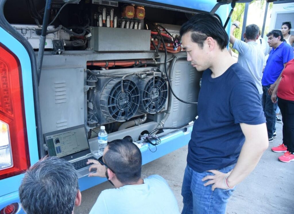 Capacitan a municipales para el mantenimiento de los colectivos eléctricos