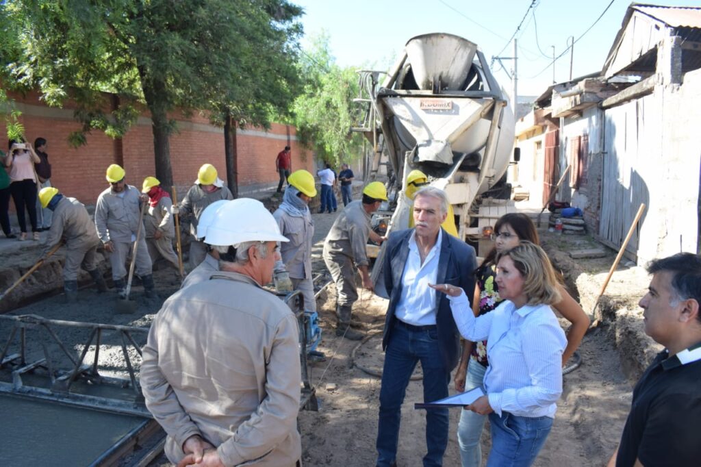 Construyen 18 cuadras de pavimento y desagüe en el barrio América del Sur