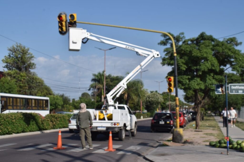 Ejecutan tareas mantenimiento de semáforos en la Capital