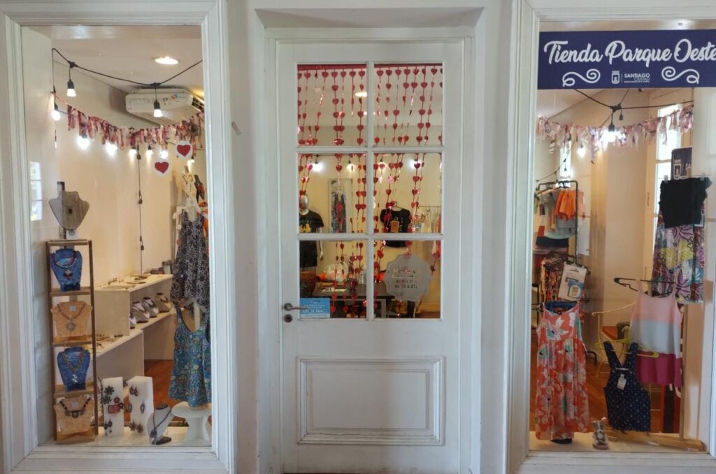 Más de 30 artesanos exhiben y comercializan sus productos en el parque Oeste Más de 30 artesanos exhiben y comercializan sus productos en el parque Oeste