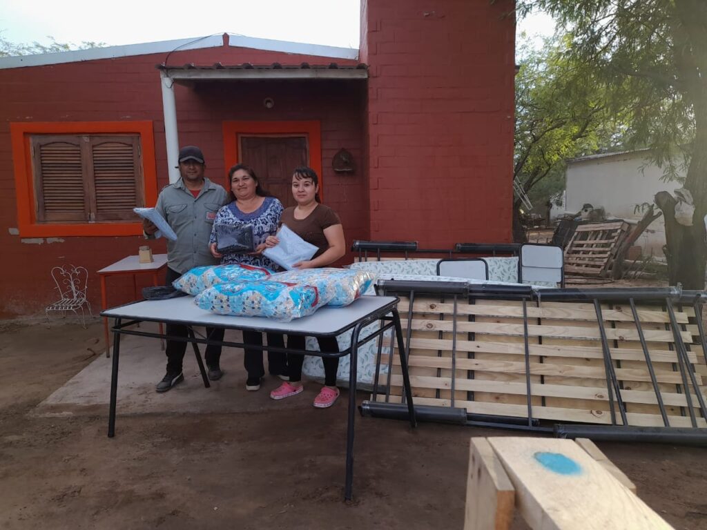 Familias del departamento Figueroa recibieron mobiliario