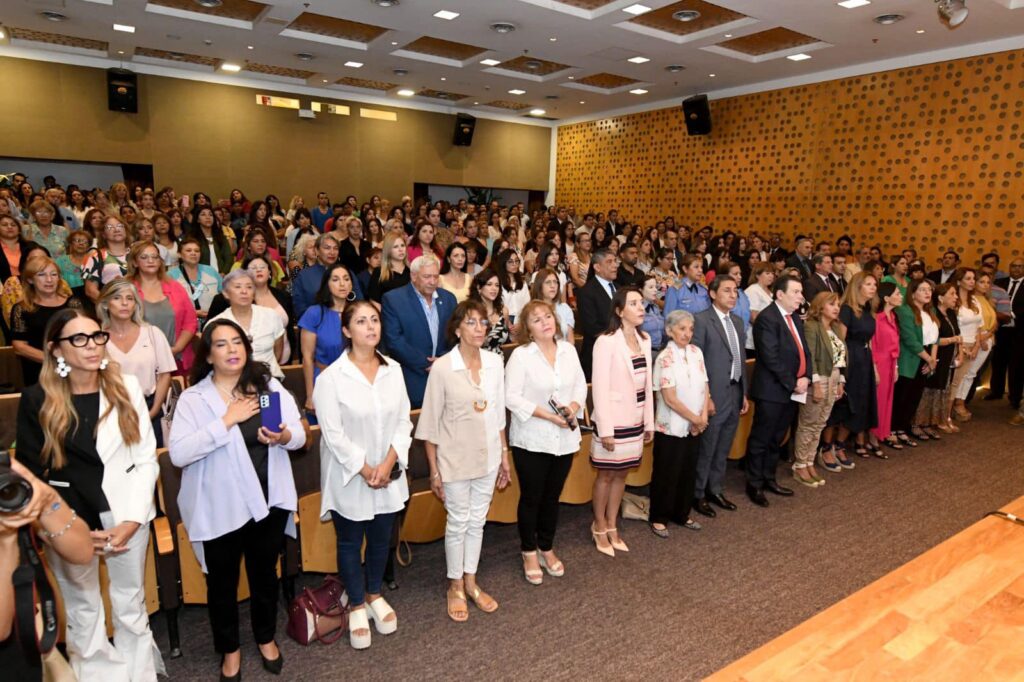 Referentes de Santiago debaten sobre el rol protagónico de la mujer
