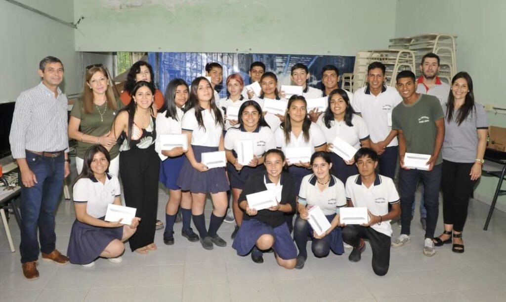 Alumnos de Fernández recibieron tablets del programa “Metas Digitales”