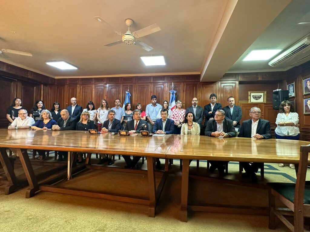 Humanidades y la UISDE buscan fortalecer el vínculo entre el sector público y el privado