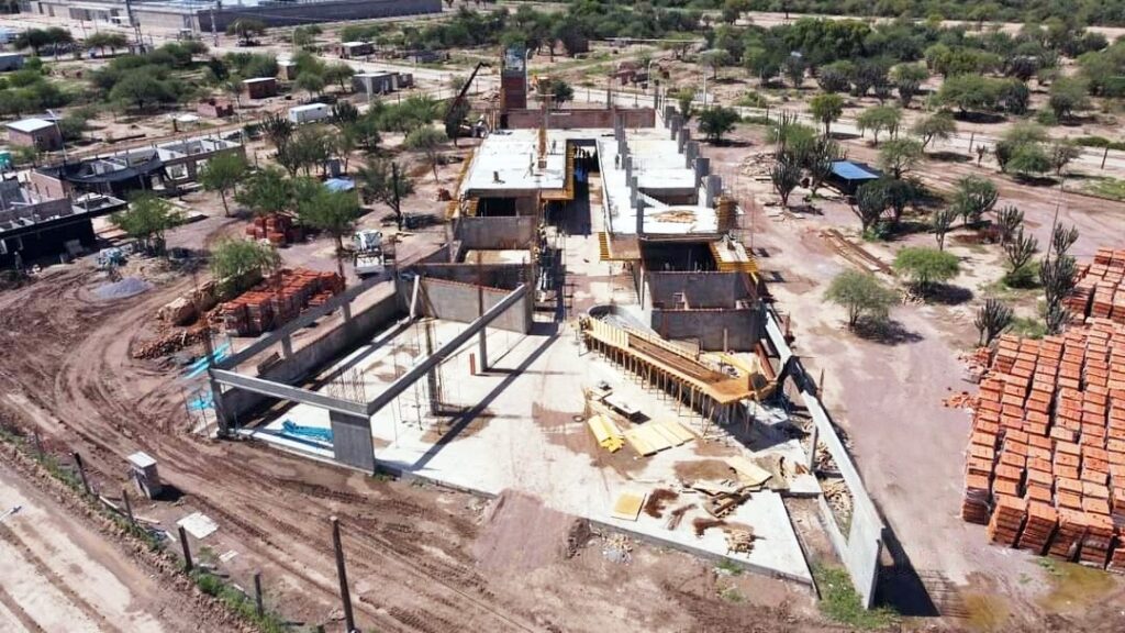 Avanzan las obras de 20 viviendas, una escuela primaria y un polideportivo en Los Telares