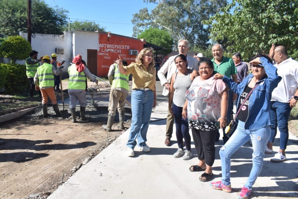 Ejecutan obras de pavimento en calles del barrio 8 de Abril