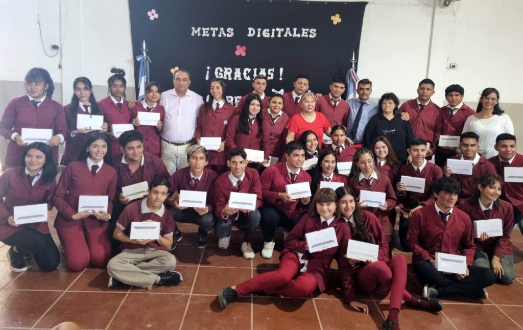 Estudiantes de Estación Simbolar recibieron tablets