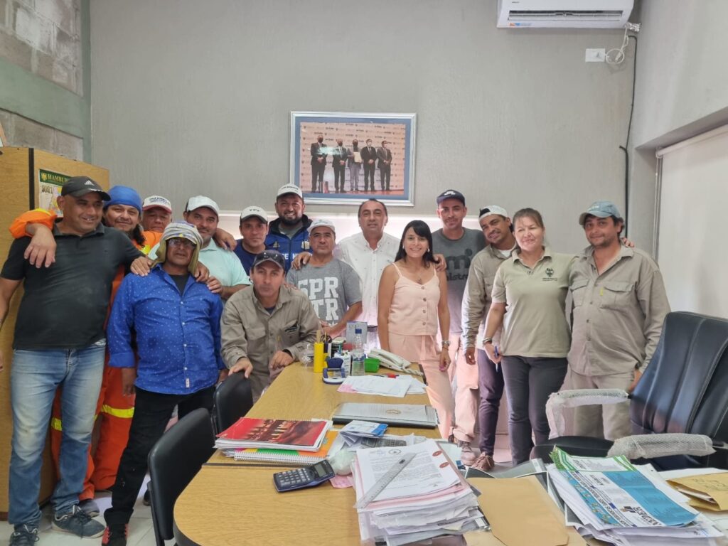 Trabajadores municipales de Estación Simbolar cobraron  ayuda escolar