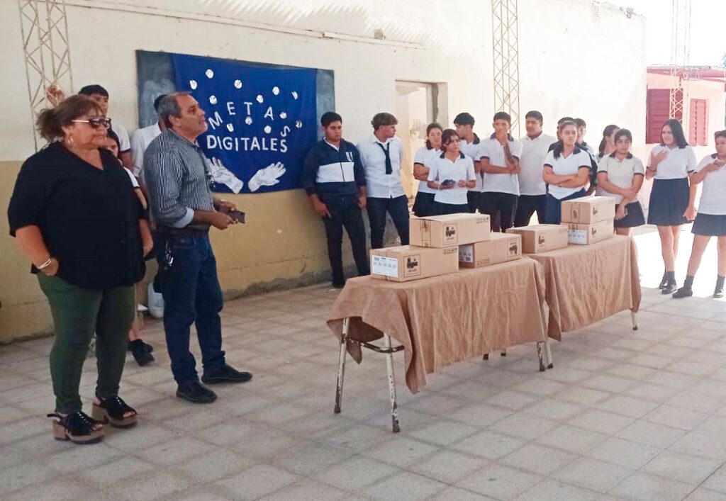 Alumnos de Colonia El Simbolar recibieron sus tablets