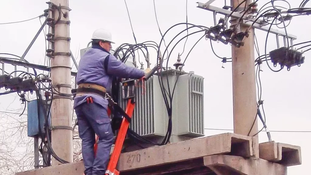 Habrá cortes de energía programados en localidades de Capital, Banda y el interior