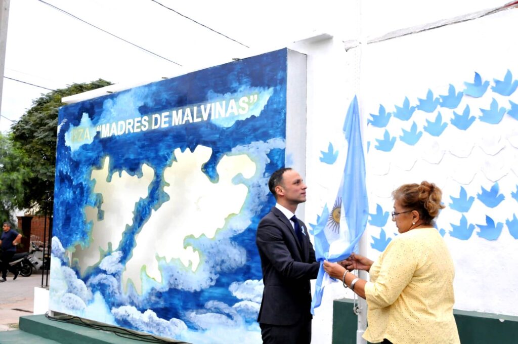 Fernández habilitó la plazoleta “Madre Malvinas” en honor a mujeres que perdieron a un hijo en la guerra