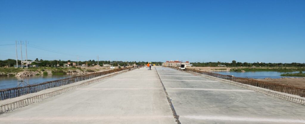Supervisan la obra del Nuevo Puente Vial sobre el río Dulce
