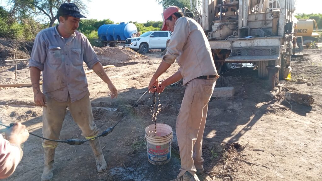 Trabajan para llevar agua potable a tres parajes del departamento Robles