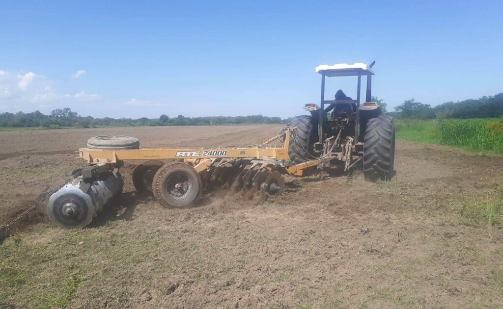 Asisten con semillas y laboreo de campos a pequeños productores de la zona de Cañada Escobar