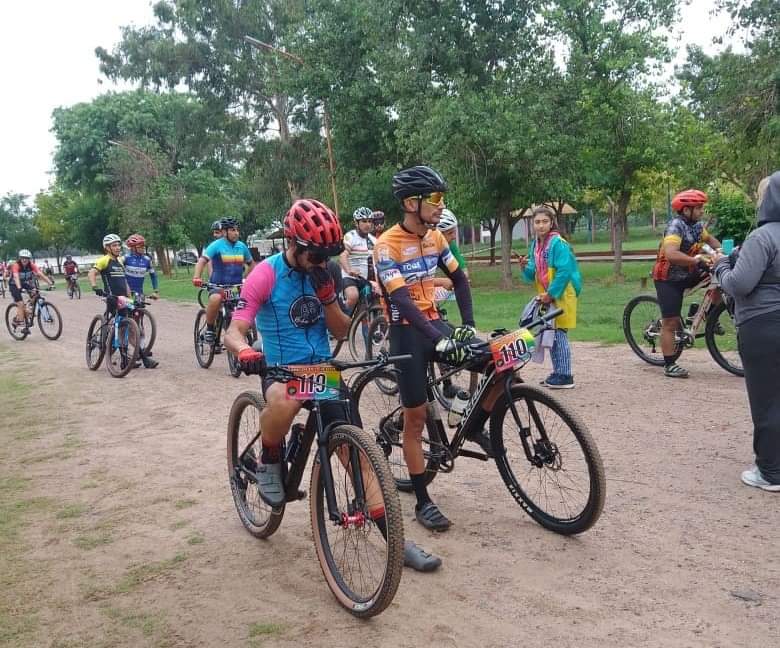 Frías: Cientos de ciclistas participaron de una competencia de Mountain Bike