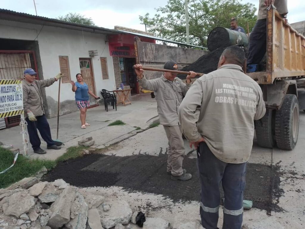 Realizan trabajos de bacheos en calles de Las Termas