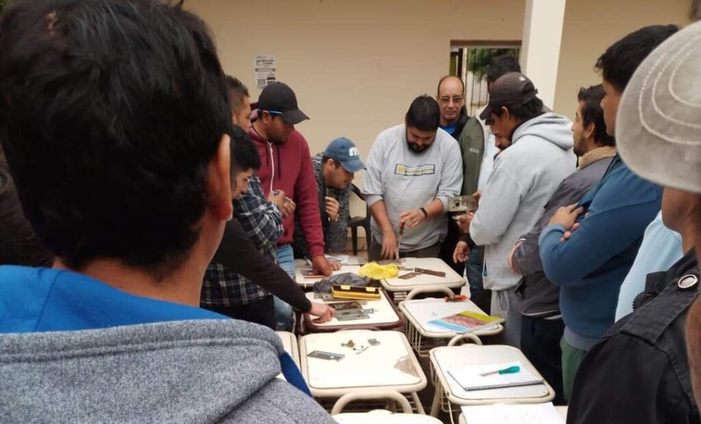 Fernández: Con gran concurrencia inició un curso de cerrajeria