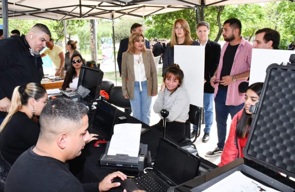 Jóvenes capitalinos pueden renovar su DNI de forma gratuita y en sus barrios