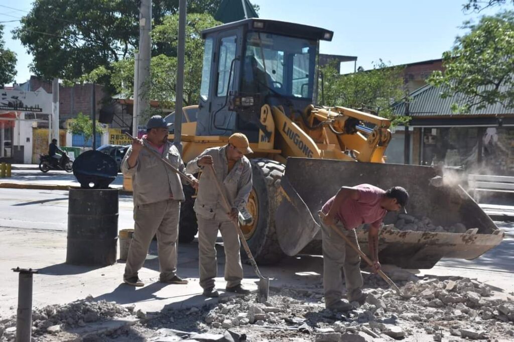 Ejecutan trabajos de mantenimiento en el Parque Güemes de Las Termas