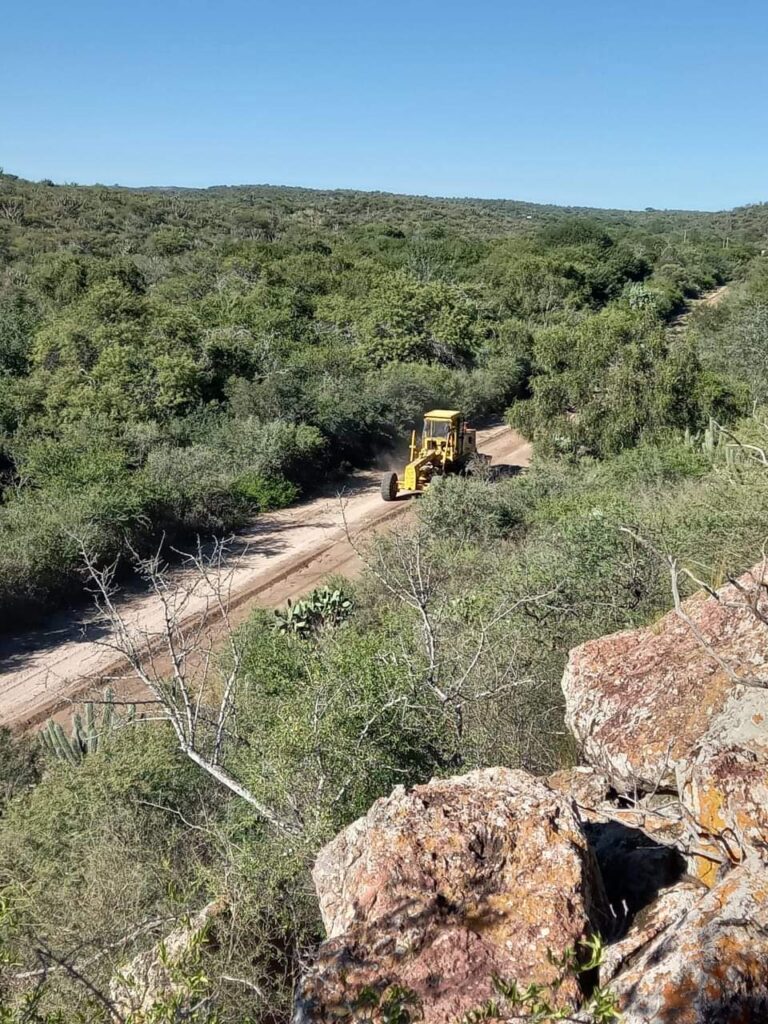 Realizan mejoras de caminos en Sumampa