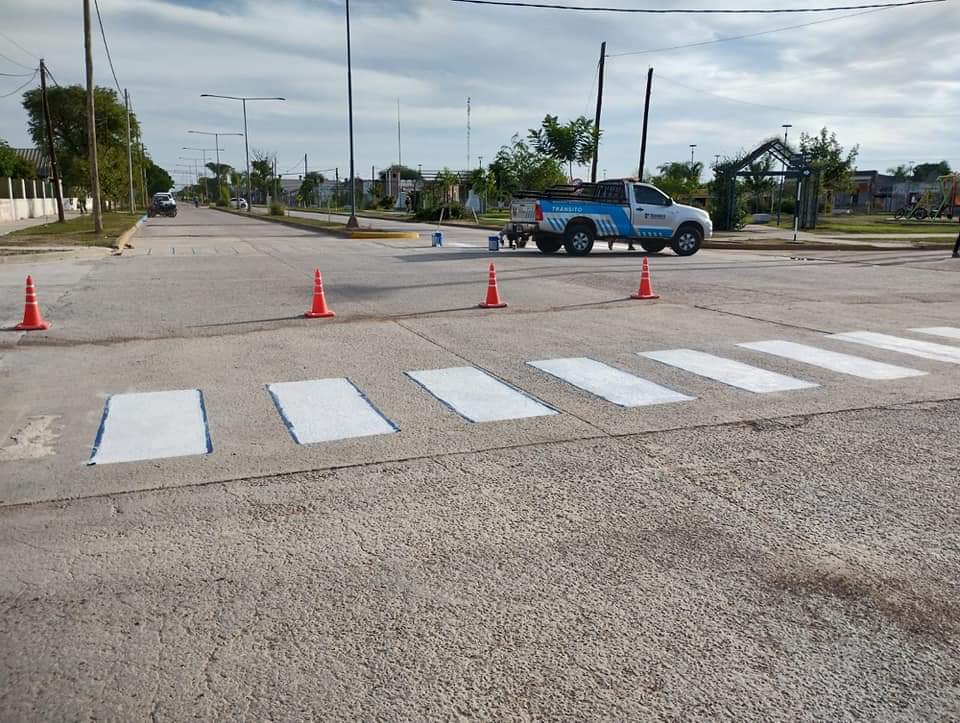 Bandera: Realizan demarcaciones de sendas peatonales