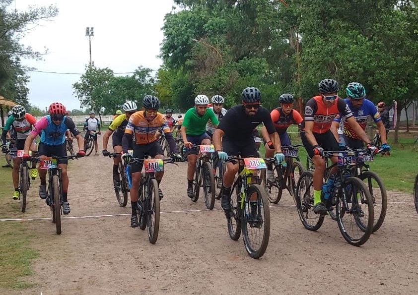 Ciclistas de tres provincias participaron de la “Vuelta al Huaico” en Frías