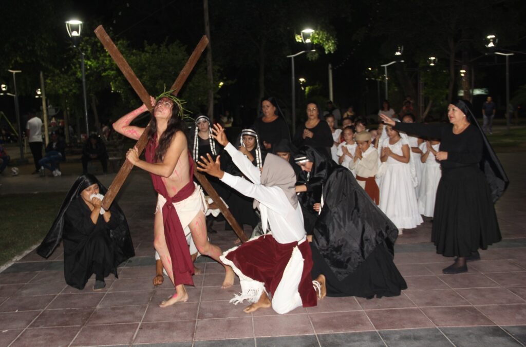 Bandeños participaron del tradicional Vía Crucis