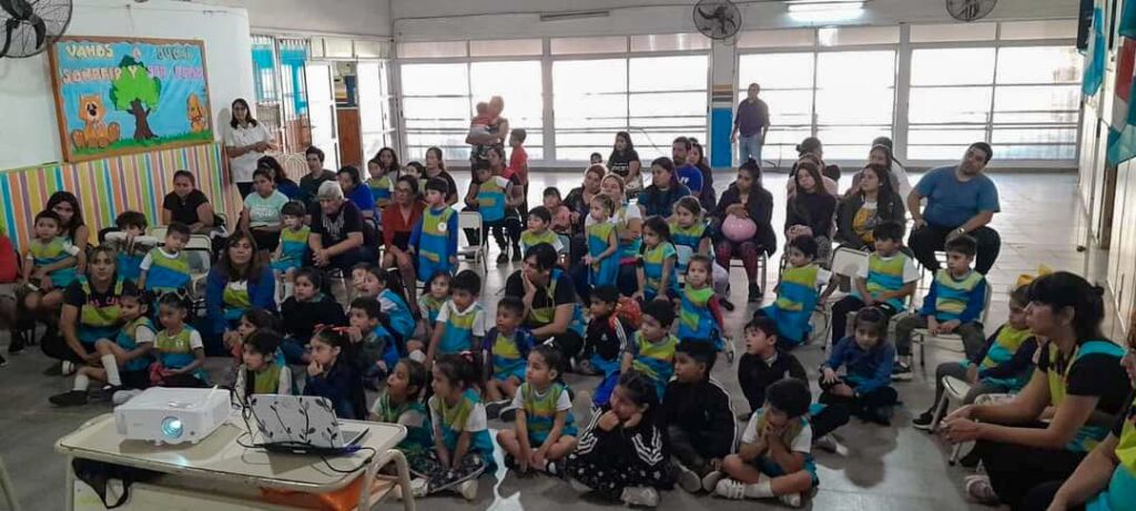 Niños aprenden sobre el dengue y como combatir la enfermedad