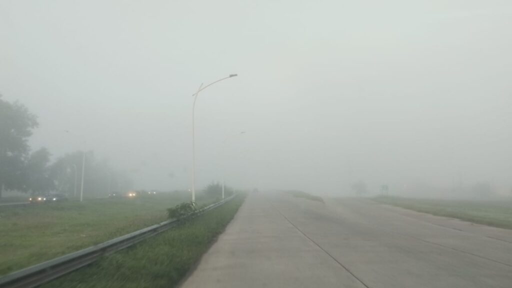 Un denso manto de niebla cubre Santiago y La Banda