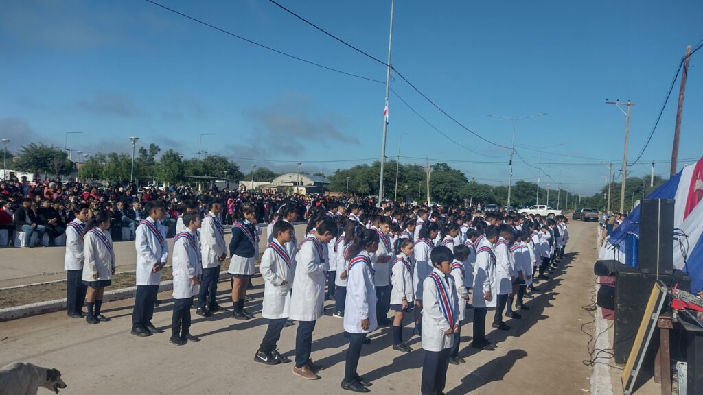 Más de 140 alumnos de Colonia El Simbolar prestaron juramento a la bandera provincial