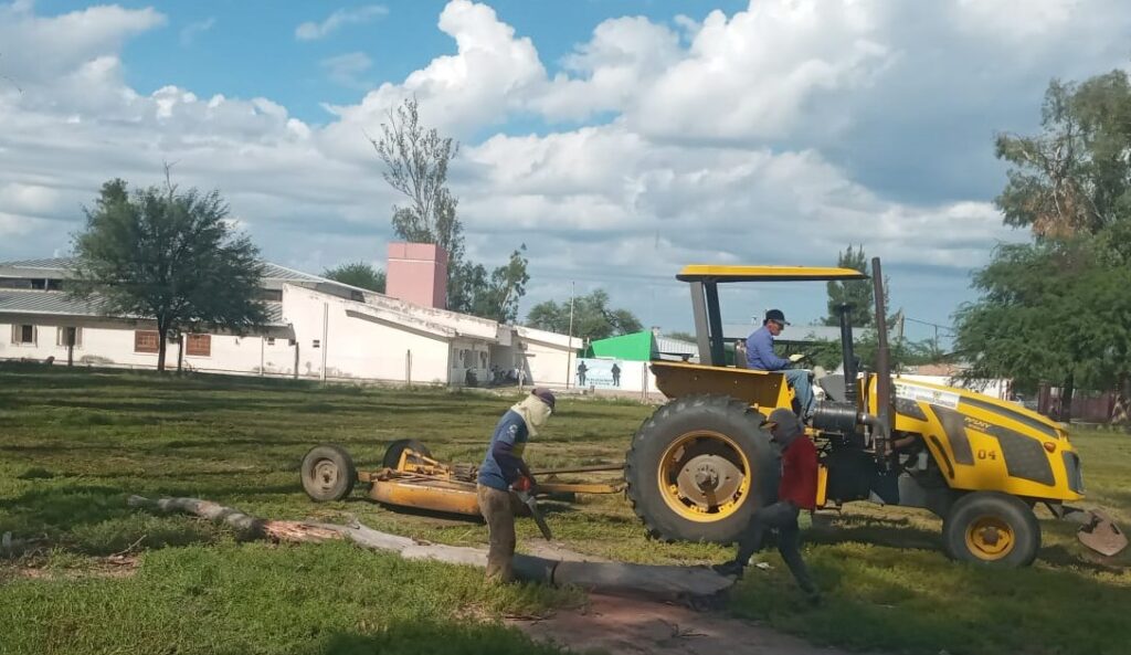 La comuna realiza tareas de mantenimiento en instituciones educativas de Colonia El Simbolar