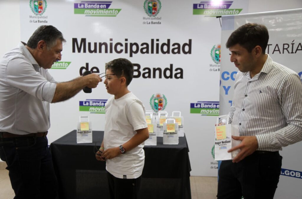 Niños y jóvenes recibieron anteojos de receta gratuitos