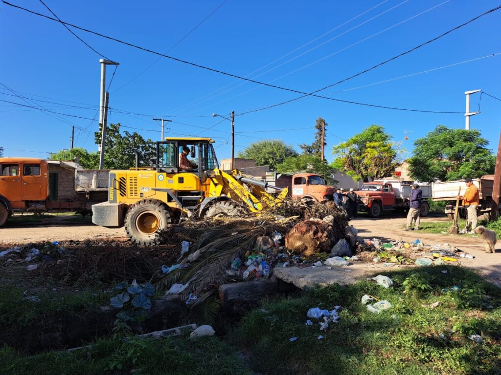 Despliegan un amplio operativo de limpieza en el barrio Los Lagos