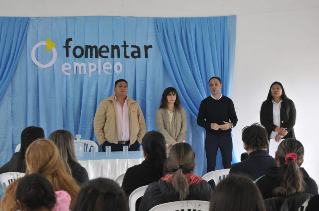 Fernández impulsa un programa para jóvenes que buscan su primer empleo