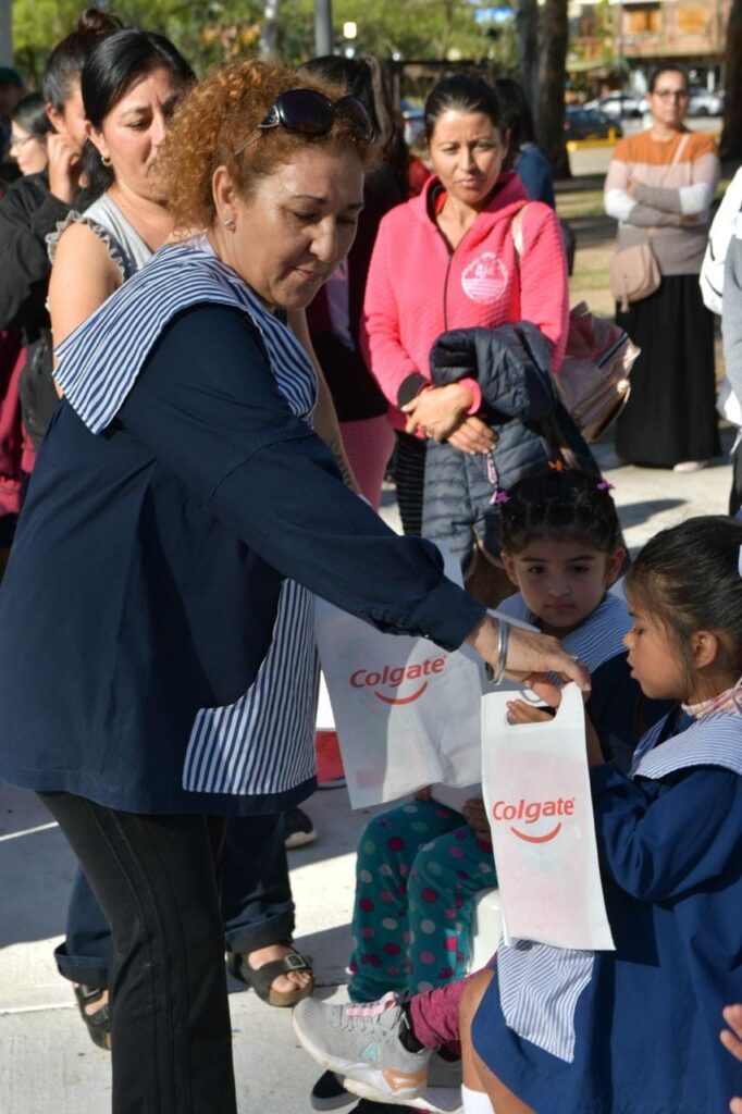 Entregan kits de higiene bucal a alumnos de escuelas primarias de Las Termas