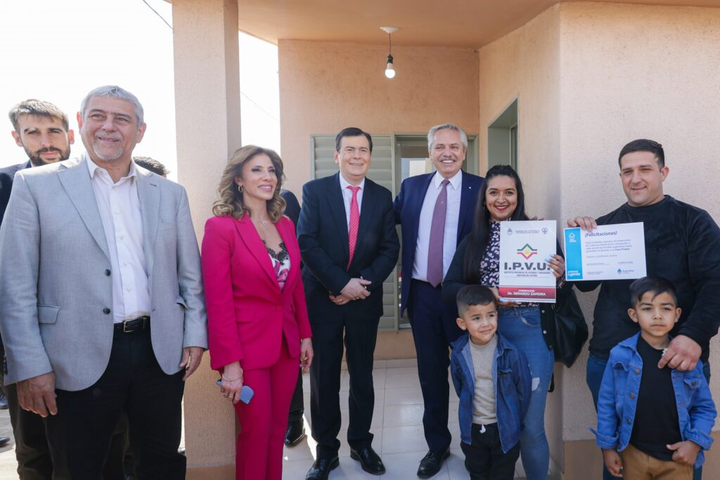 El presidente llega a Santiago para entregar la vivienda 100 mil de su gestión El presidente llega a Santiago para entregar la vivienda 100 mil de su gestión