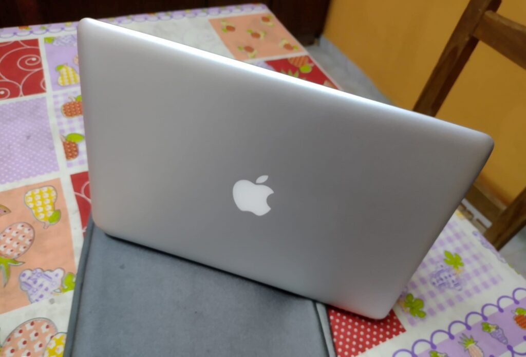 Encontró una notebook Apple, buscó a su dueño en las redes y la devolvió