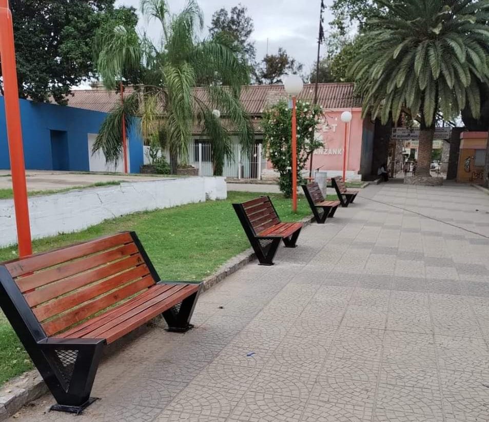 Recuperan bancos dañados y realizan mejoras en espacios públicos de Frías