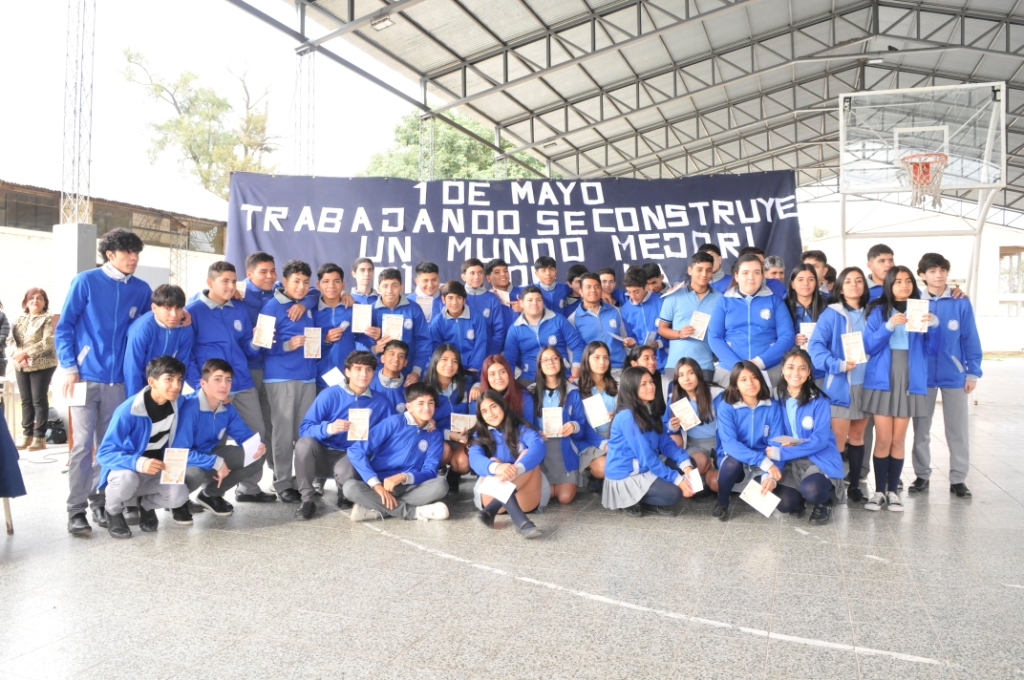 Entregan ejemplares de la Constitución Nacional en colegios secundarios de Fernández