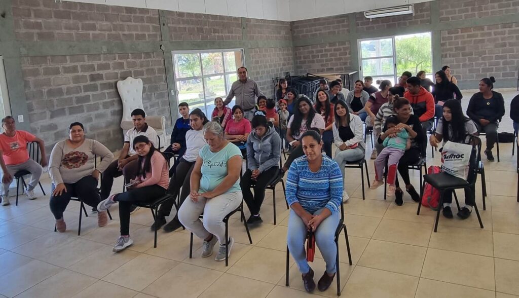 Entregan ayudas económicas a estudiantes de Estación Simbolar