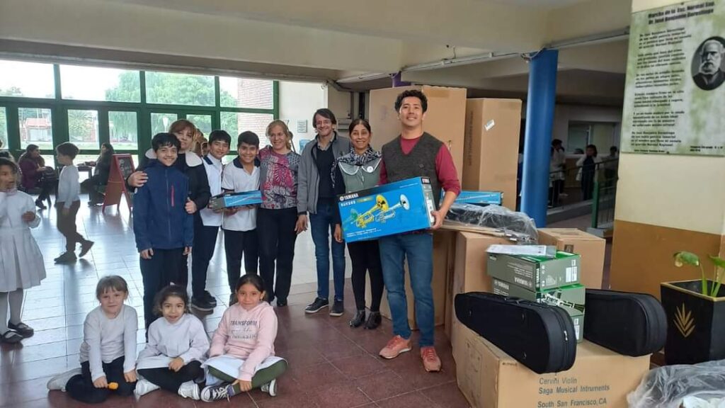 Entregan equipamiento a las agrupaciones orquestales y corales de escuelas de la provincia