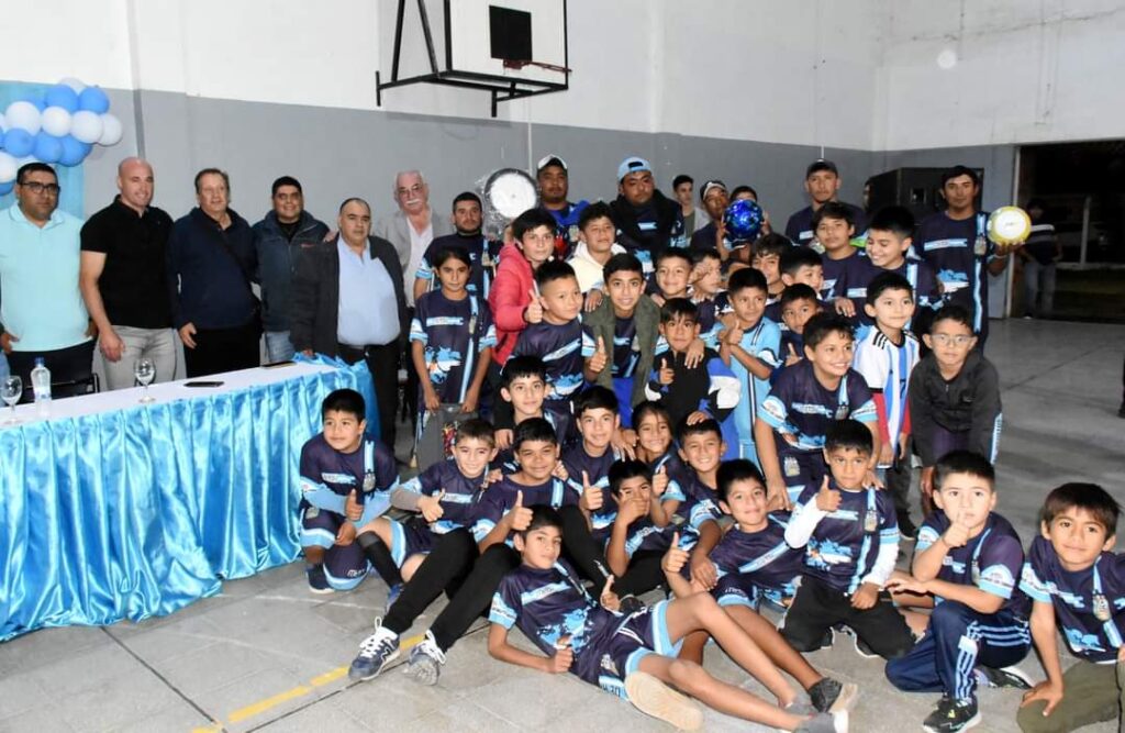 Beltrán: Entregan elementos deportivos a la escuela de Fútbol los Changuitos de Arenales