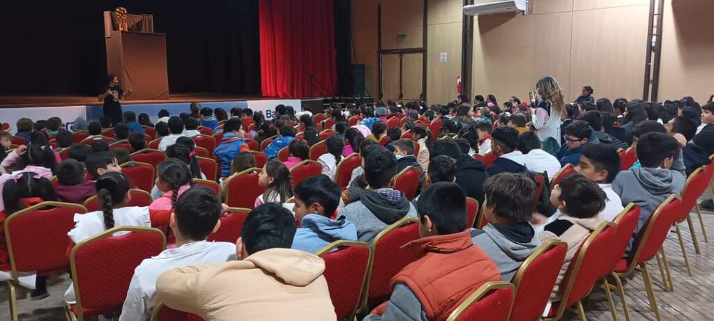 Bandera: Exitosa presentación del show de títeres “Trotamundos”