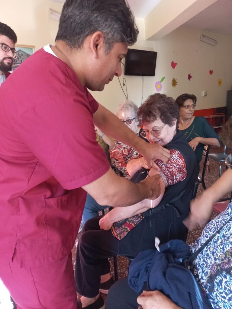 Vacunaron a adultos mayores contra la gripe, neumococo y Covid