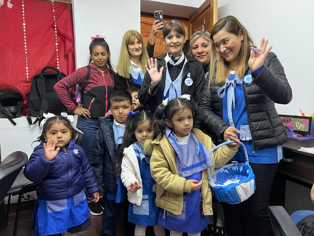 Pequeños repartieron escarapelas en el palacio municipal