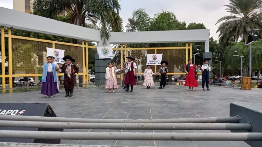 El talento bandeño invadió la plaza Belgrano